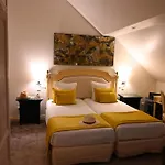 La Eugene Hotel