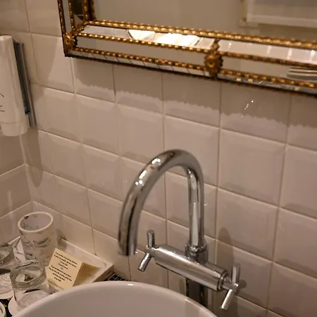 La Eugene Отель